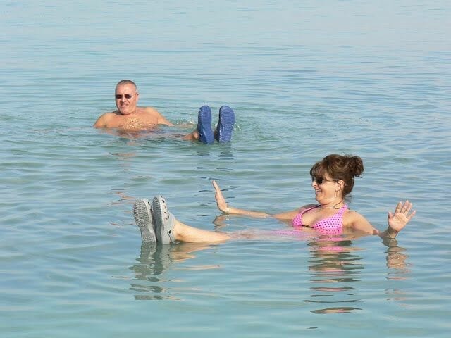 bañarse en el mar muerto
