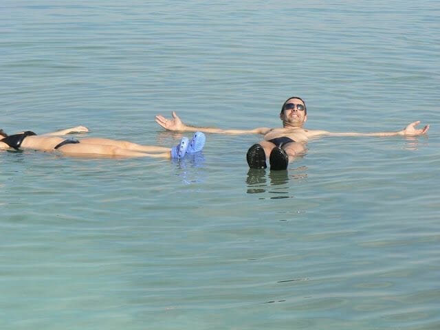 Flotar al bañarse en el mar muerto