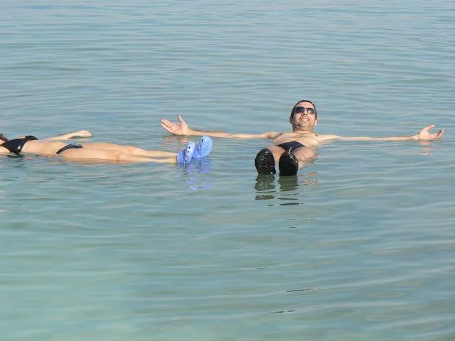 Flotar al bañarse en el mar muerto