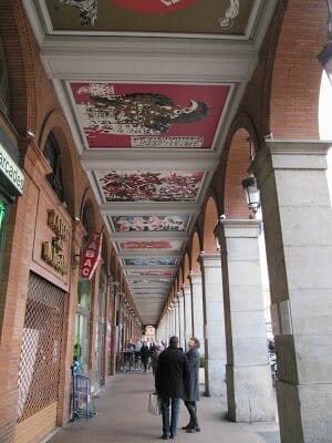 arcadas de la plaza del capitolio de Toulouse