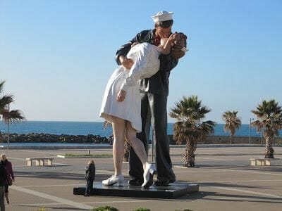 Estatua del beso en Times Square