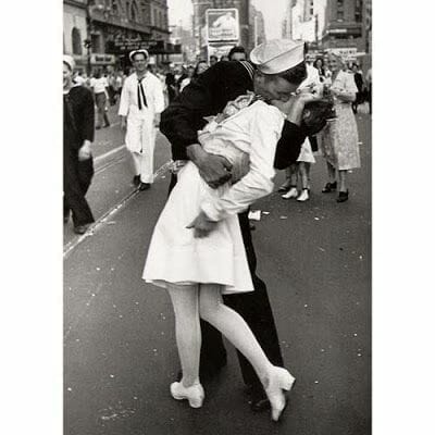 Estatua del beso en Times Square
