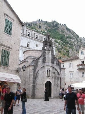 iglesia de San Lucas de Kotor, dos altares ortodoxo y catolico