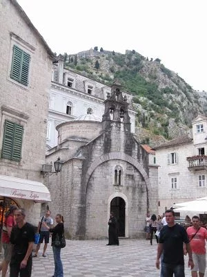 iglesia de San Lucas de Kotor, dos altares ortodoxo y catolico