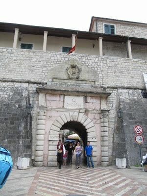 puerta principal o de la Marina