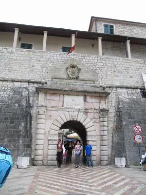 puerta principal o de la Marina