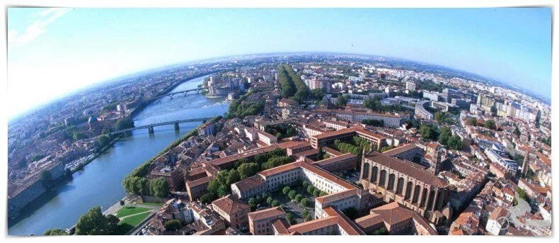 toulouse desde el aire con el río Garona atravesando la ciudad