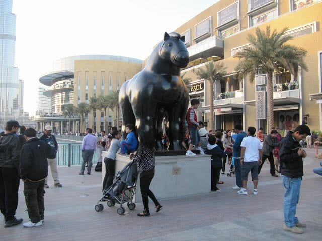 Escultura de caballo de Botero Escultura de caballo, escultura de Botero, Botero en dubai