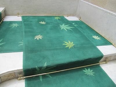 alfombra con plantas de marihuana