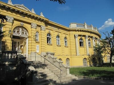 entrada lateral de baños Szchenyi