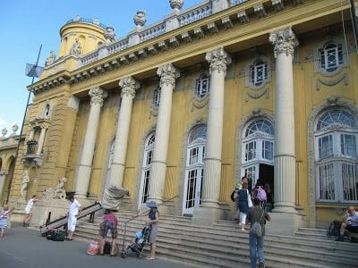 Una de las dos entradas principales baños de Szchenyi