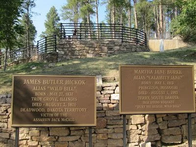 Tumba de Wild Bill en el cementerio Moriah y Calamity Jane