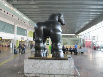 caballo botero barcelona, caballo botero aeropuerto, escultura botero barcelona, escultura de caballos, caballos de botero