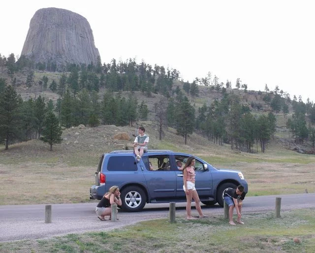 dando de comer a un perrito de la pradera Nissan Armada, Devils tower, la torre del diablo