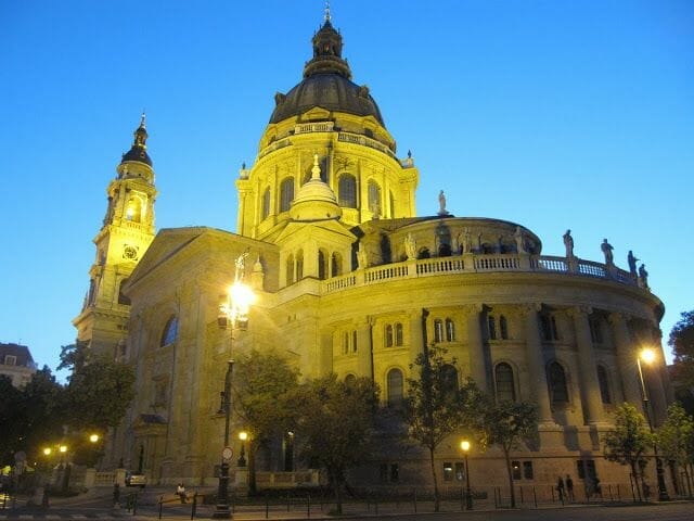 coro y cupula Basilica de San Esteban, iglesias Budapest, San esteban de noche, iglesias iluminadas