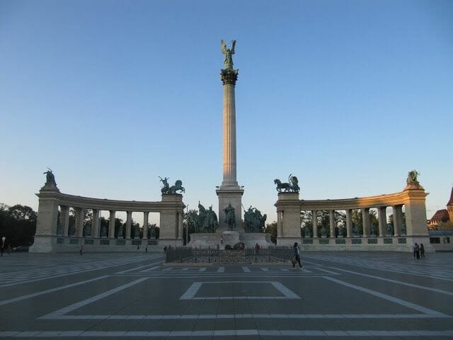 plaza de los Héroes Budapest, magiares