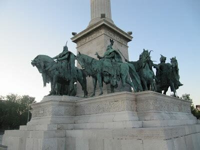 plaza de los Héroes Budapest, magiares