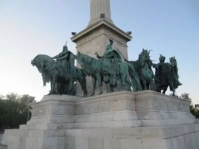 plaza de los Héroes Budapest, magiares