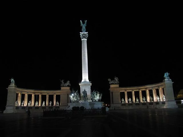 plaza de los heroes de noche