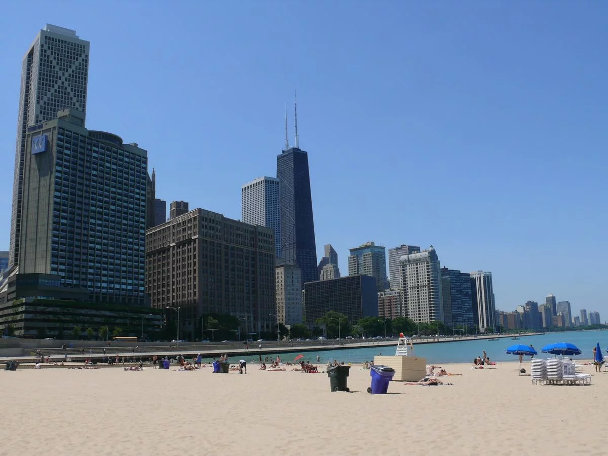 Chicago Beaches Lakefront view con el edificio Hancock al fondo