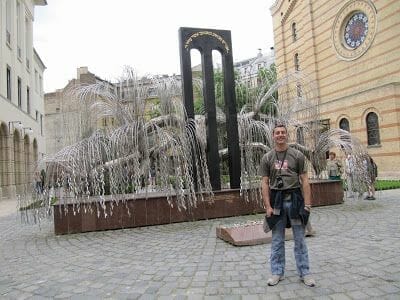 Monumento Conmemorativo del Holocausto, Árbol de la vida, sauce llorón de hojas metálicas 