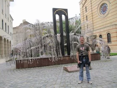 Monumento Conmemorativo del Holocausto, Árbol de la vida, sauce llorón de hojas metálicas 