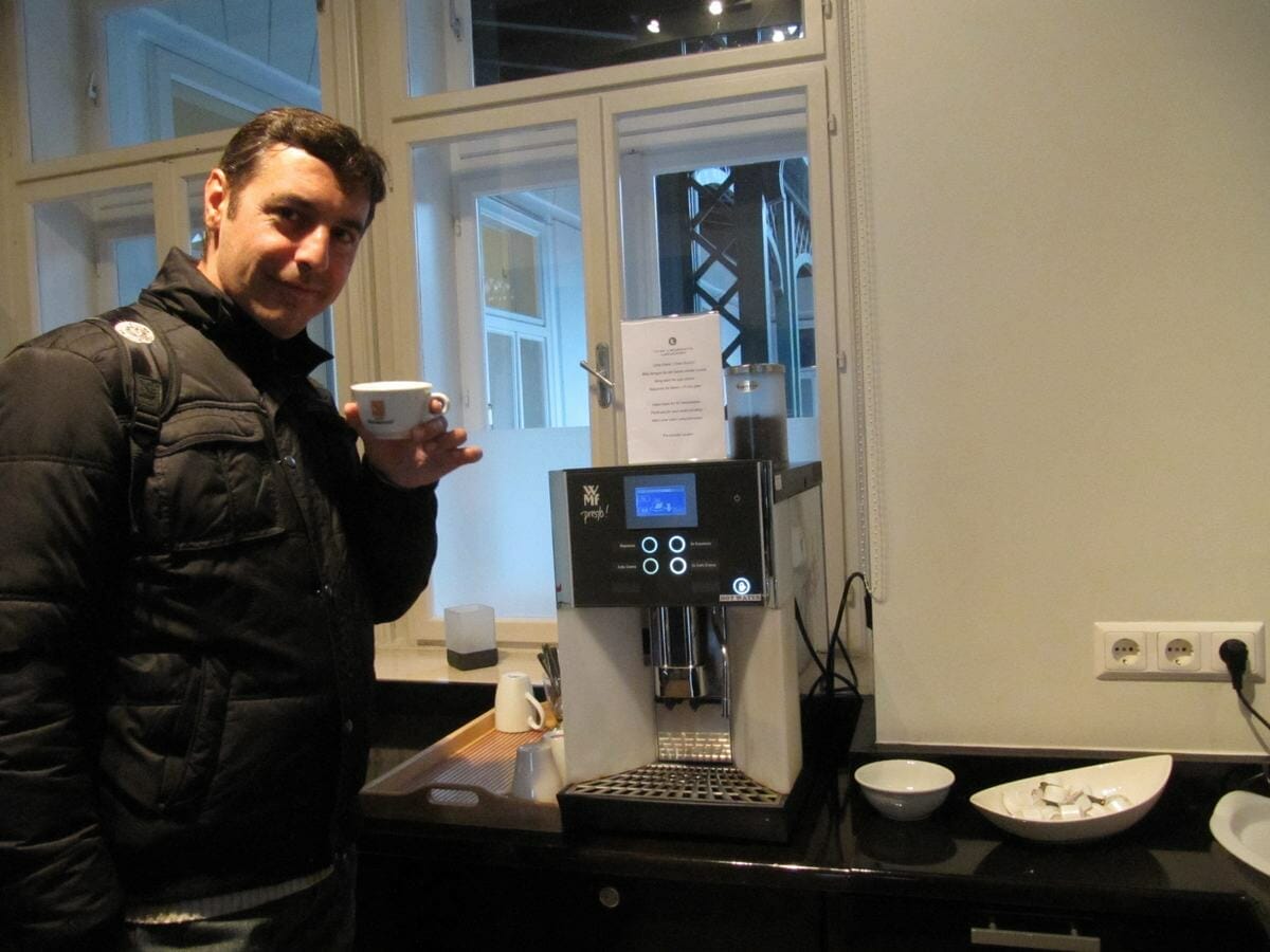Levante Laudon apartments Viena, Tomando café