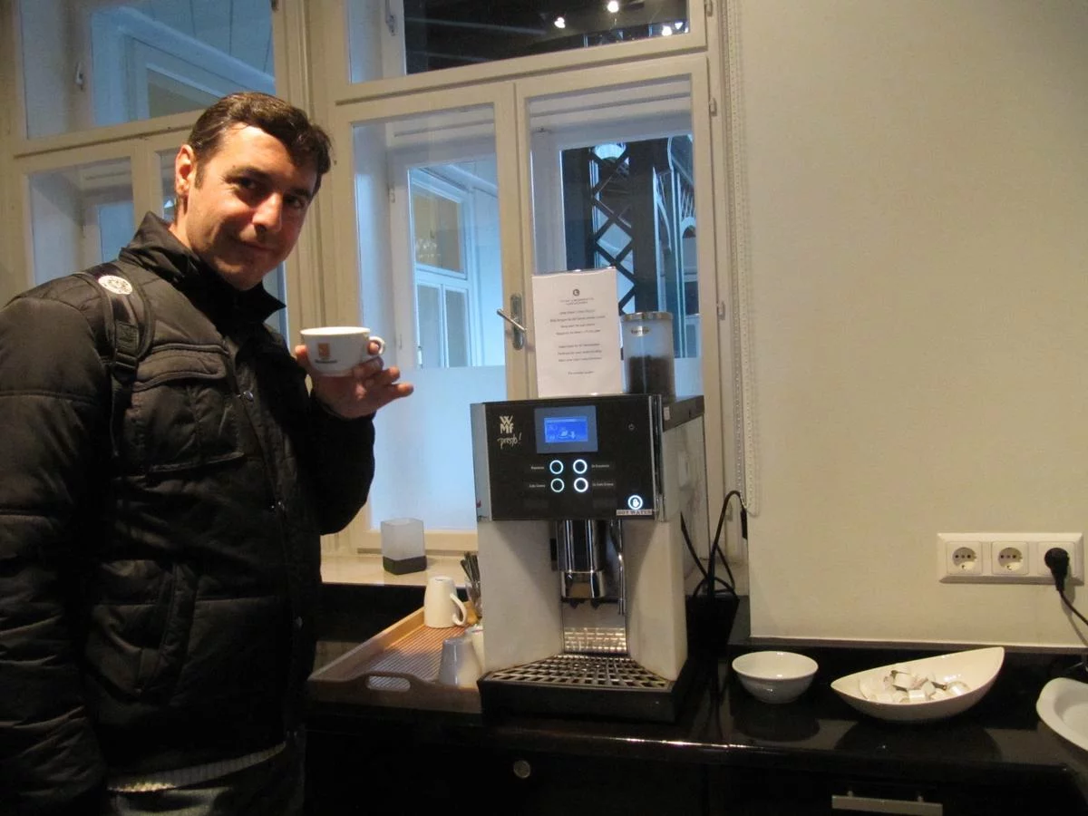 Levante Laudon apartments Viena, Tomando café
