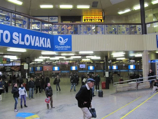 sala de la estación central de Bratislava Bratislava Hlavna stanica, vestibulo estacion central