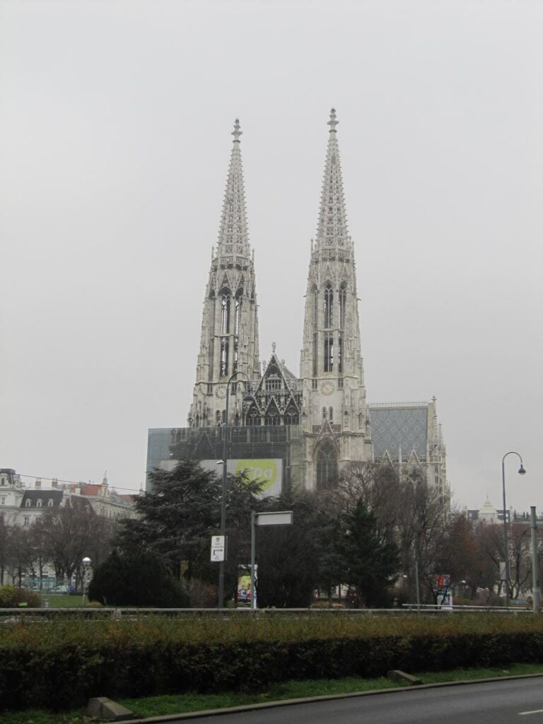 dos torres gemelas de 99 metros en forma de aguja