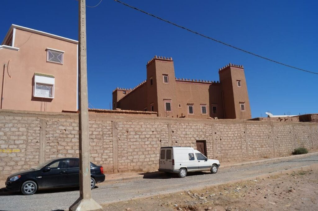 hotel tomboctou desde afuera del recinto hotel tomboctou, kasbahs restauradas, alojamiento en tinghir o tinerhir, kasbas hoteles