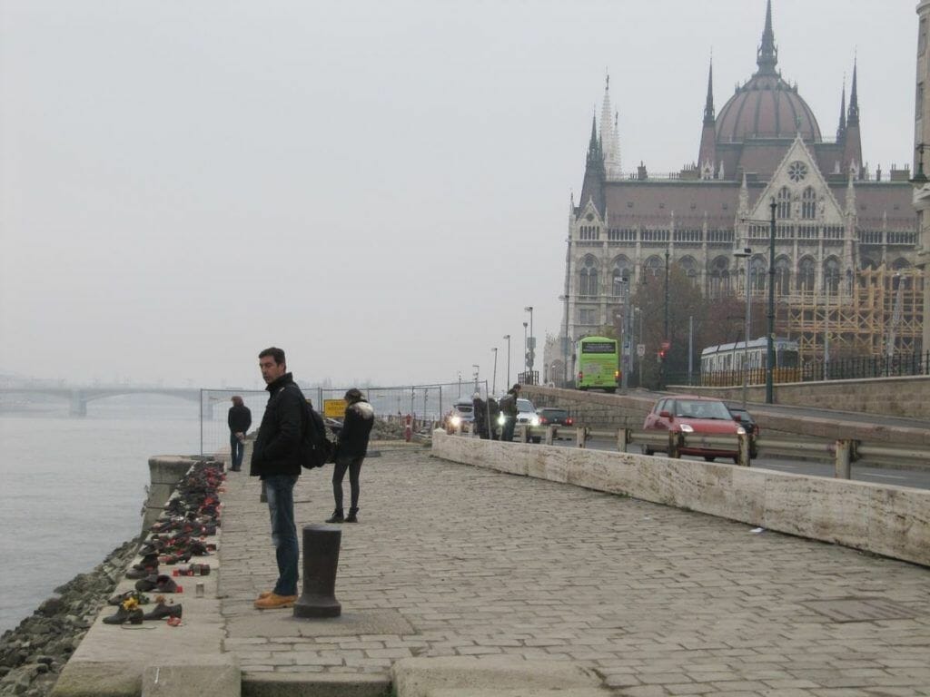monumento a los zapatos frente al parlamento escultura de los zapatos de Budapest