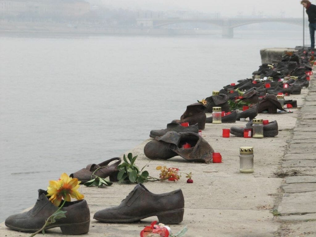 monumento de los zapatos frente al Danubio monumento de los zapatos de Budapest