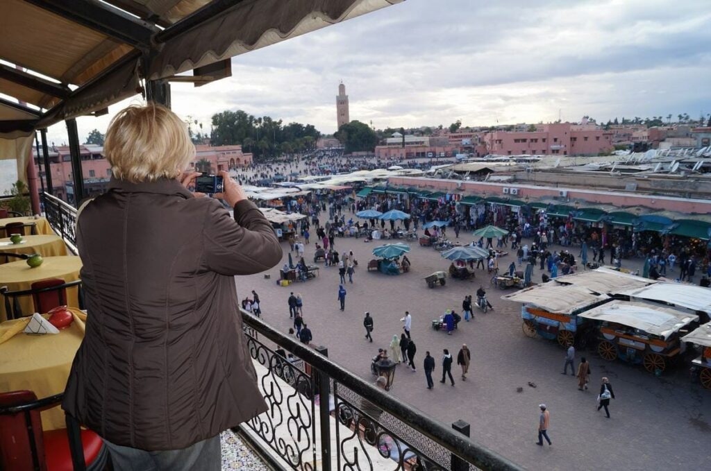 vistas de la plaza Jamaa el fna mezquita koutobia, plaza Djemaa el Fna, vistas de la plaza