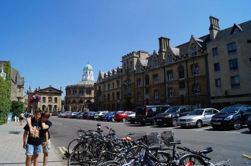 Broad street con el Sheldonian theatre al fondo
