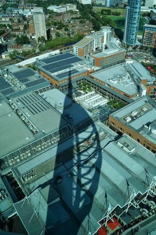 sombra en el suelo de la spinnaker tower sombra, shadow, Spinnaker tower, torre Spinnaker, torre de Portsmouth, la torre forma de vela, torres de Inglaterra