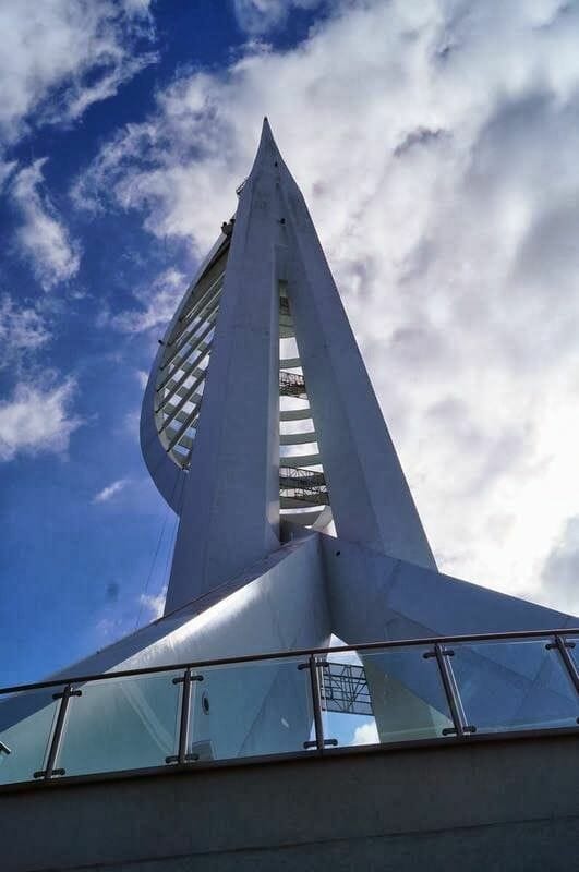 Spinnaker tower desde la base