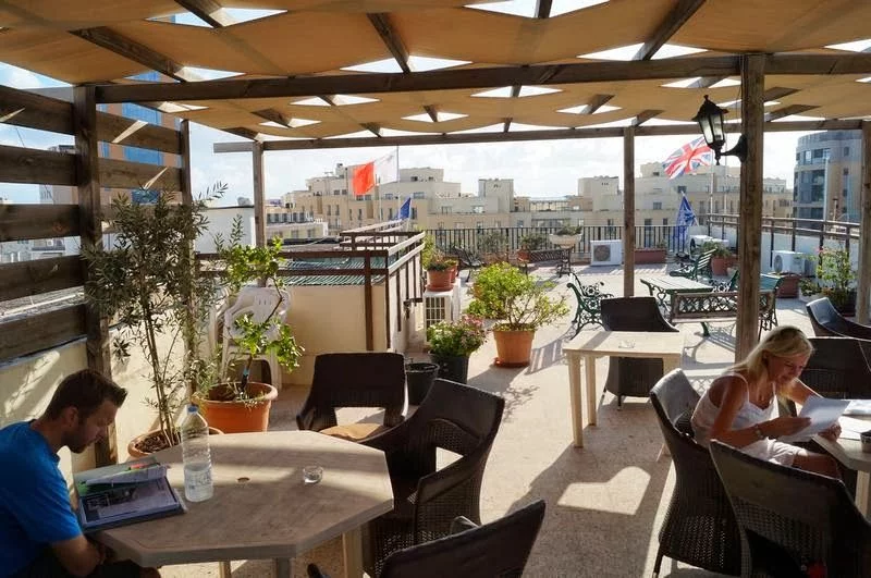 mesas terraza superior estudiar ingles en Malta, escuela Elanguest ingles Malta, escuelas de ingles en san julian