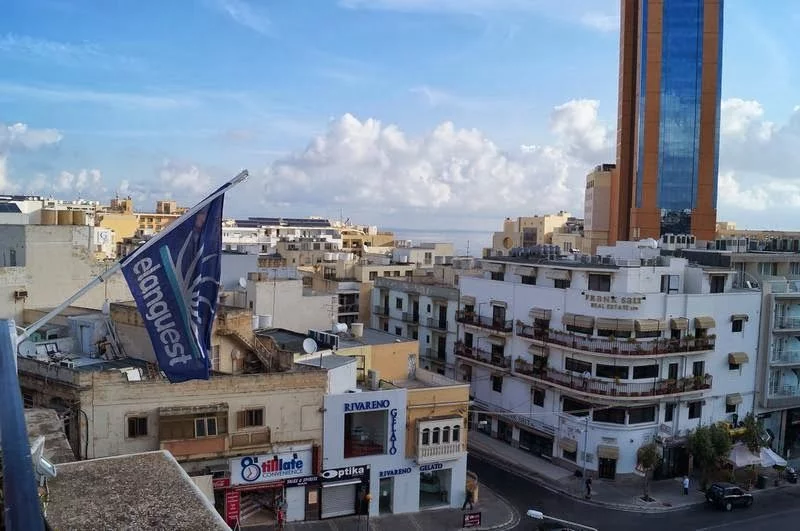 terraza superior escuela Elanguest ingles Malta