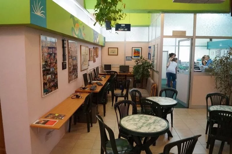 ordenadores estudiar ingles en Malta, escuela Elanguest ingles Malta, escuelas de ingles en san julian