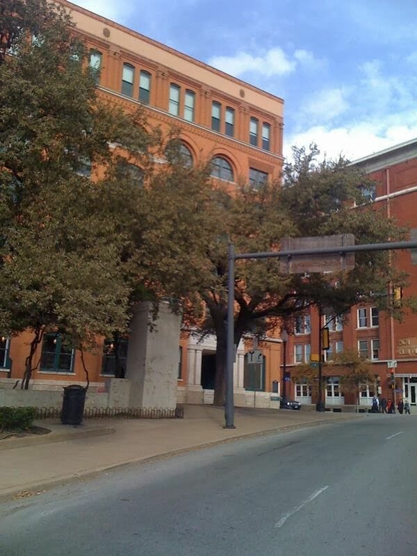 Texas schoolbook depositary, desde donde disparó Oswald. También vemos el semáforo que posiblemente desvió la primera bala