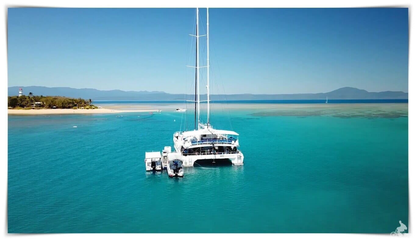 Catamarán en la Gran barrera del coral de Australia