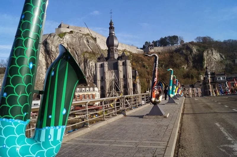 Puente sobre el río Mosa en Dinant