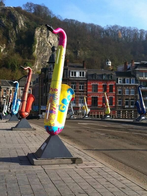 Puente sobre el río Mosa en Dinant