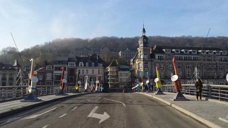 Puente sobre el río Mosa en Dinant
