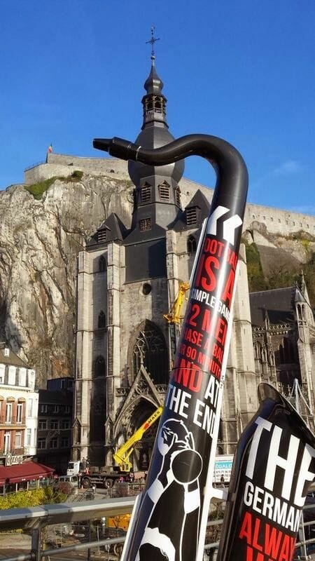 Saxo del puente sobre el río Mosa en Dinant
