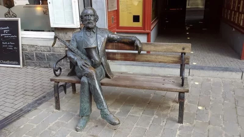 escultura del inventor del saxo en Dinant