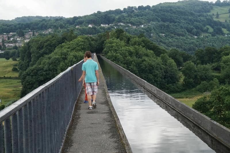 cruzando a pie acueducto de Pontcysyllte