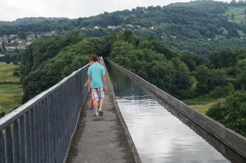cruzando a pie acueducto de Pontcysyllte