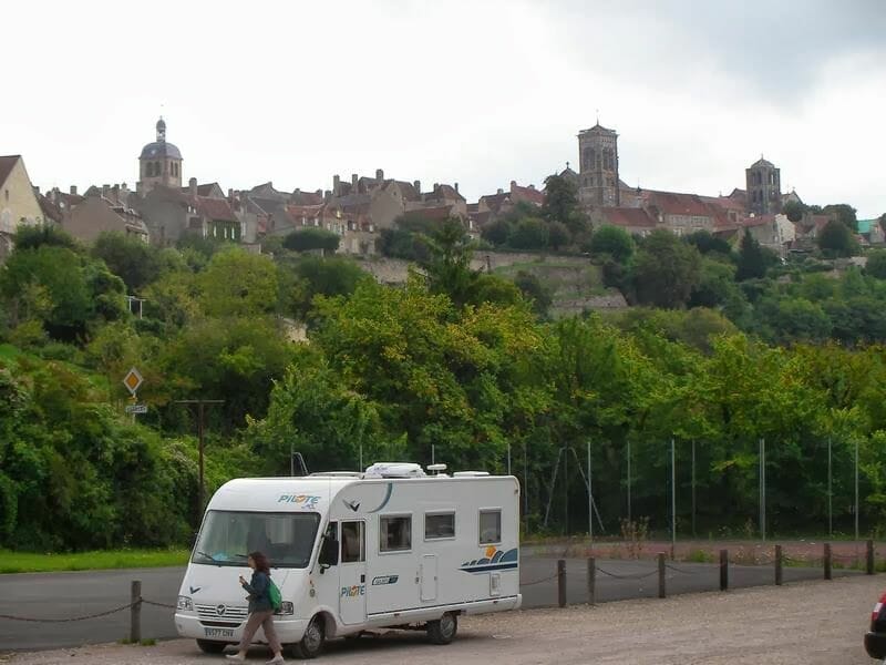 pueblo de Vezelay, autocaravana en Vezelay